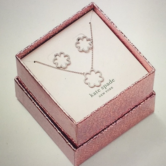 ♠️KATE SPADE - SCRUNCHED SCALLOPS PENDANT & STUDS - Picture 1 of 5